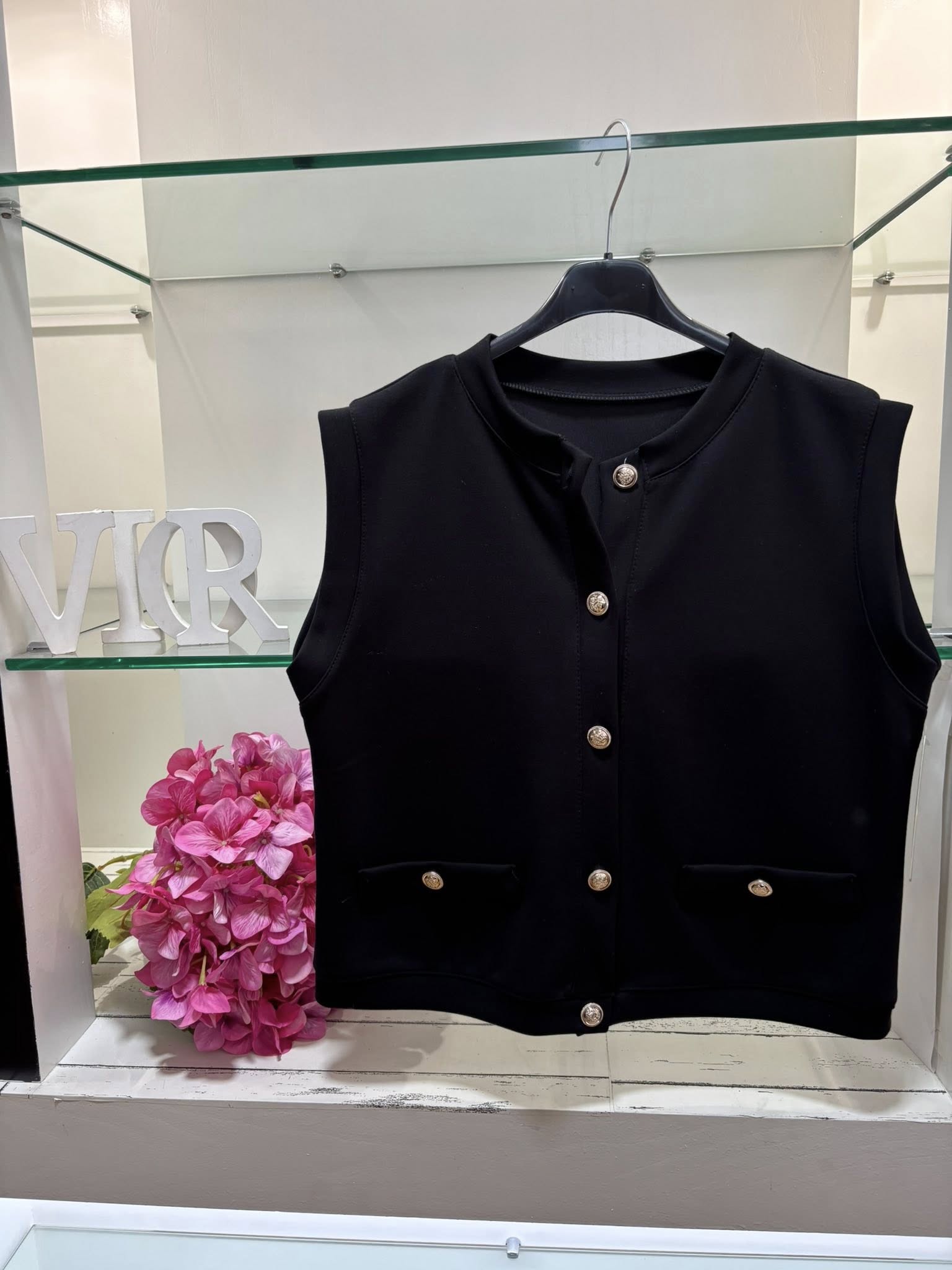 chaleco negro botones dorados