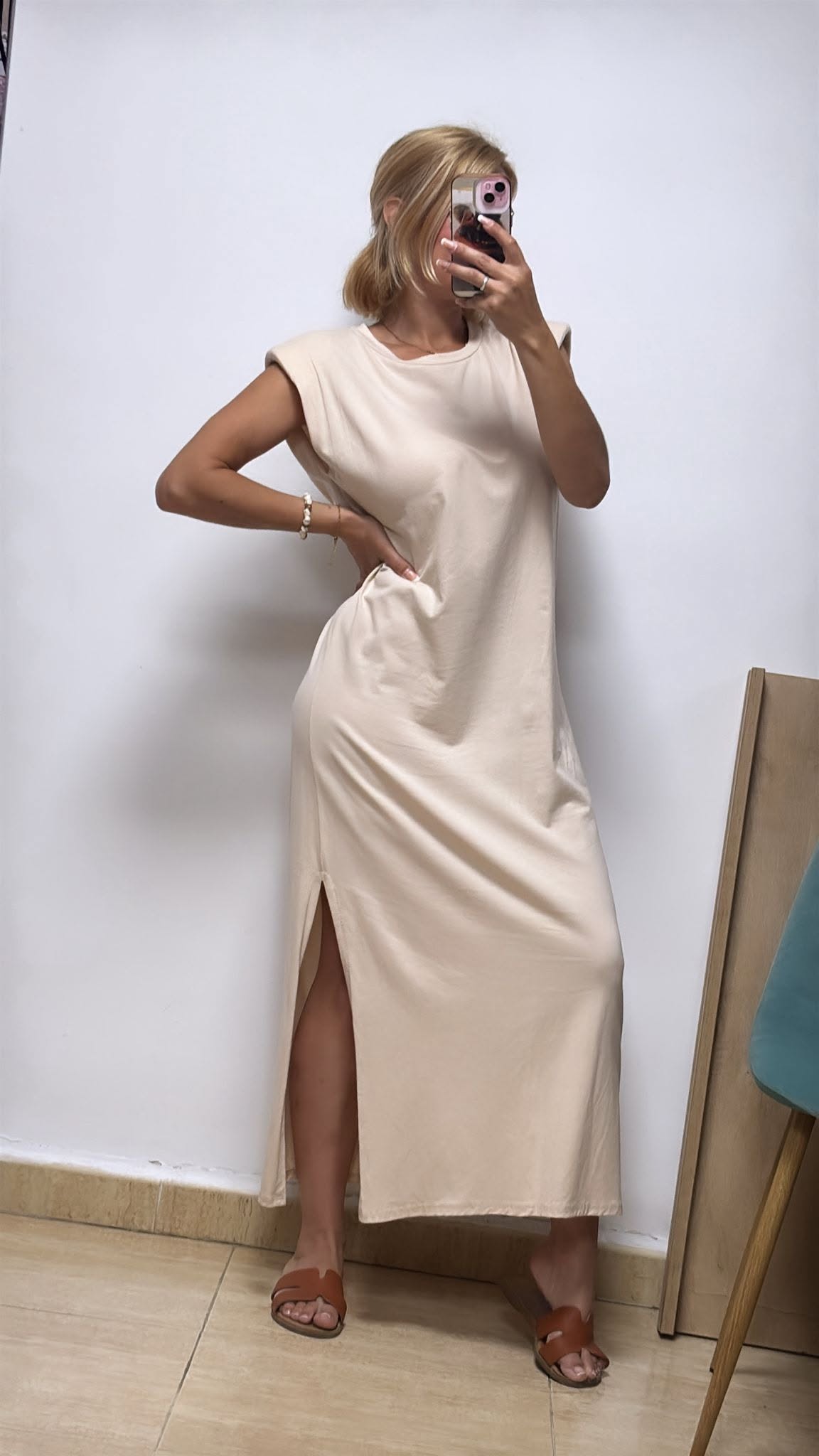 Vestido hombrera beige